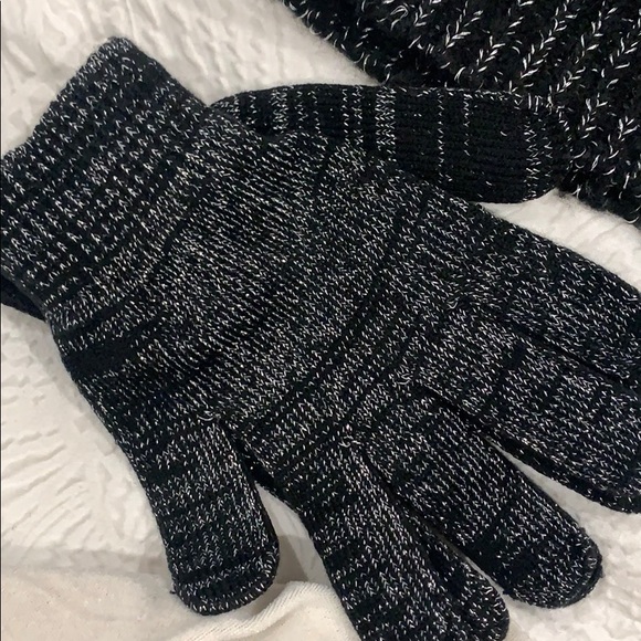 Hat and gloves - Picture 2 of 2